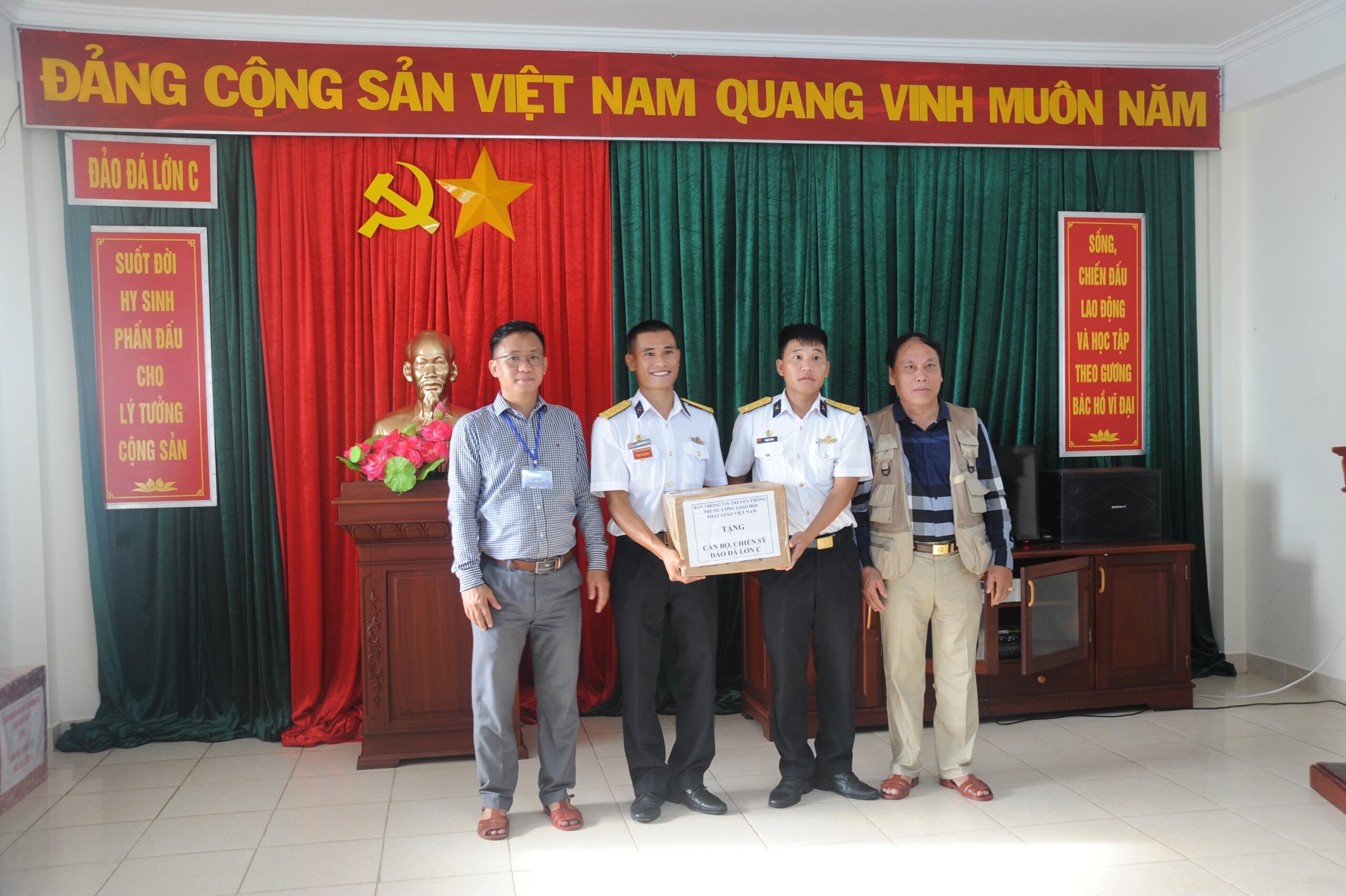 Tap chi Nghien cuu Phat hoc Ban TTTT T.U trao qua huyen dao Truong Sa 3 scaled
