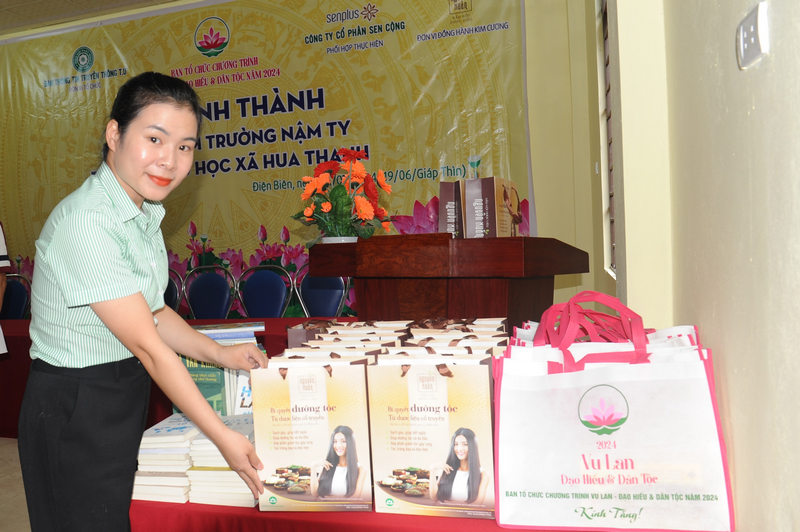 Tap chi Nghien cuu Phat hoc Nhan hang Nguyen Xuan tai tro 400000 set qua tang mua Vu Lan 2